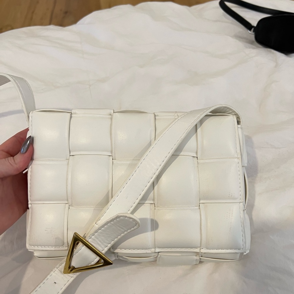 White puff V bag